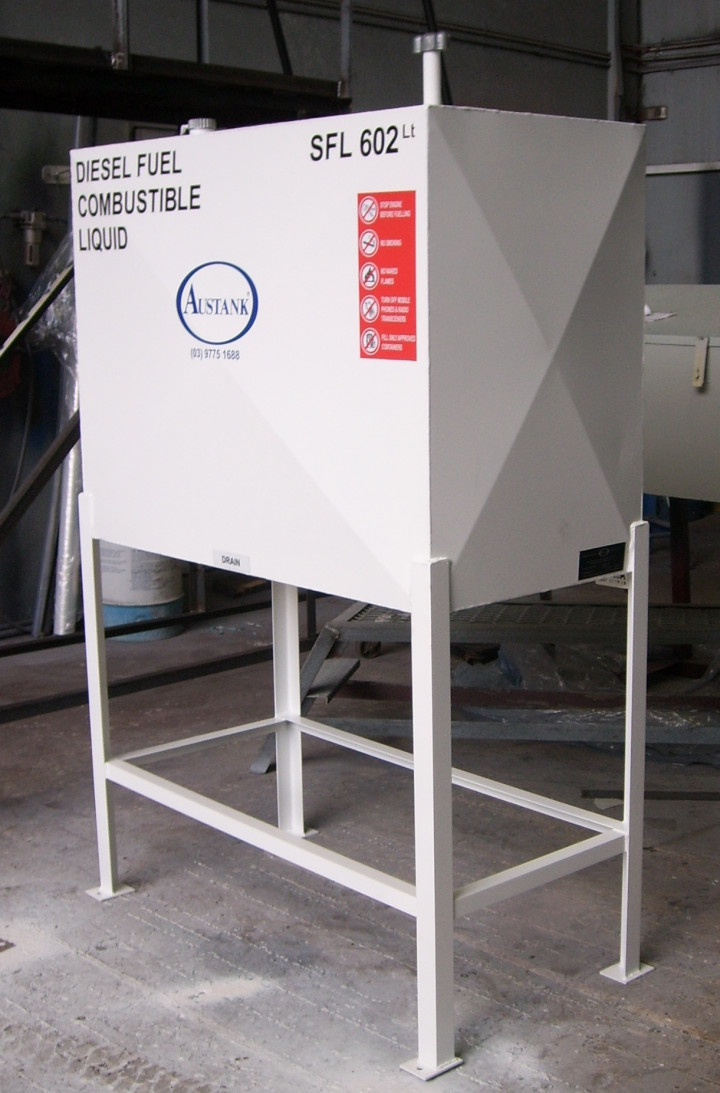 600-ltr-Single-Skin-Tank-w-900mm-legs-uai-720x1093